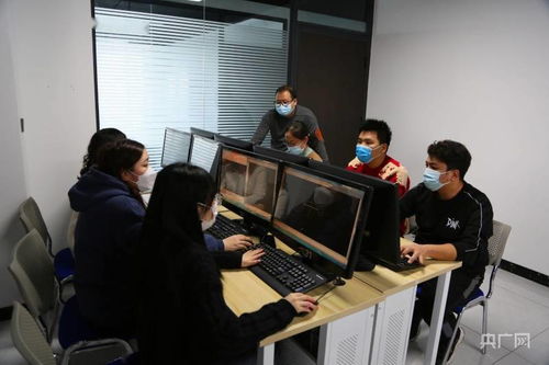 加強(qiáng)職業(yè)技能培訓(xùn)與信息技術(shù)咨詢服務(wù)，拓寬勞動(dòng)者就業(yè)渠道